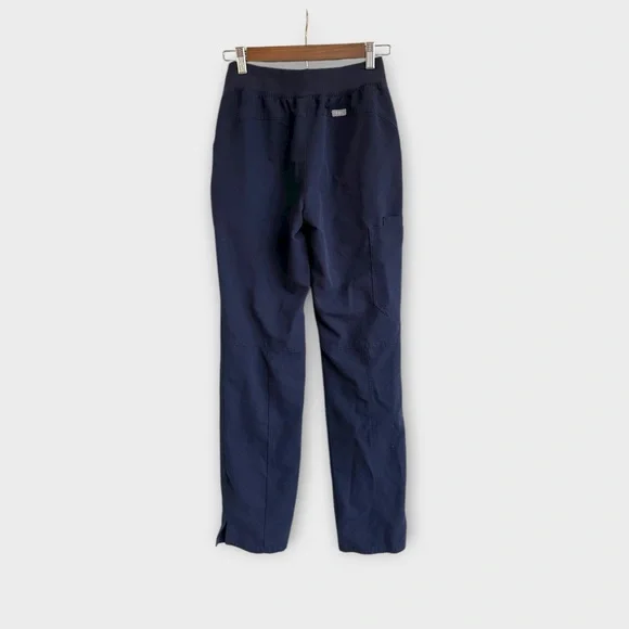 FIGS Kade Cargo Scrub Pants in Navy, size XXS Tall - Picture 2 of 6